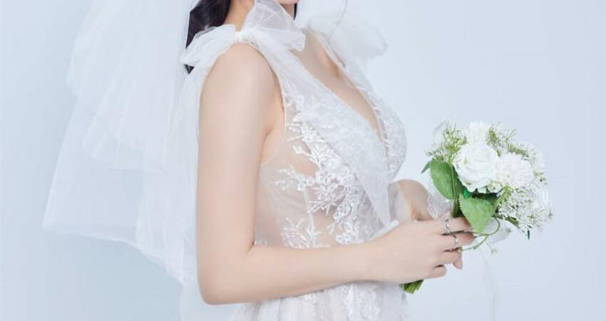 不藏了！元元無預警披婚紗「解放深邃事業線」 羞喊：開放告白