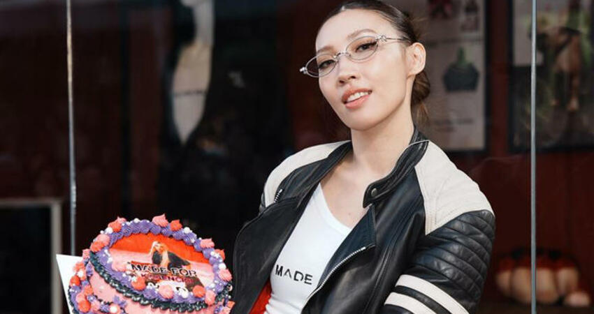 女星睡倒信義街頭！超赤裸生活全被看光 長達24小時不間斷