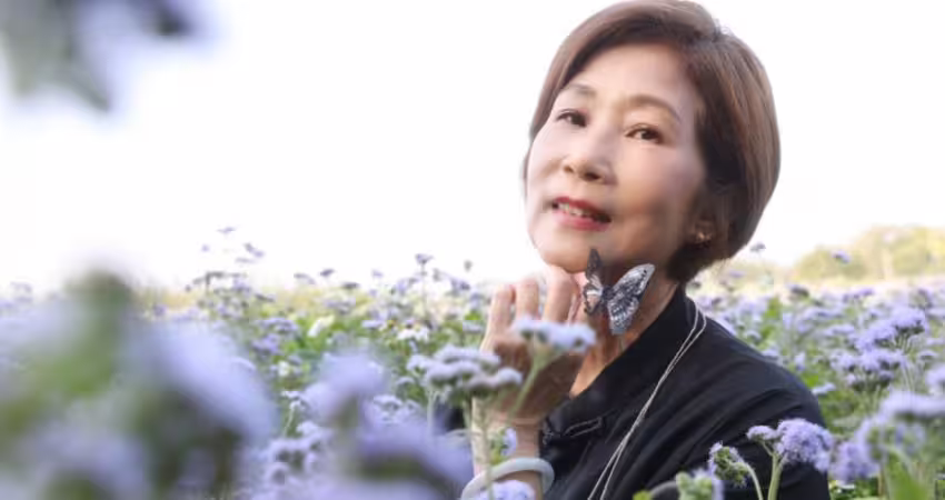 未婚生女神隱30年！65歲玉女歌手美成這樣 報喜領到敬老卡