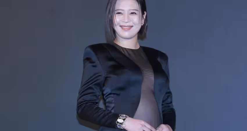 劉品言挺孕肚主持北影頒獎 黑色透紗禮服驚豔全場