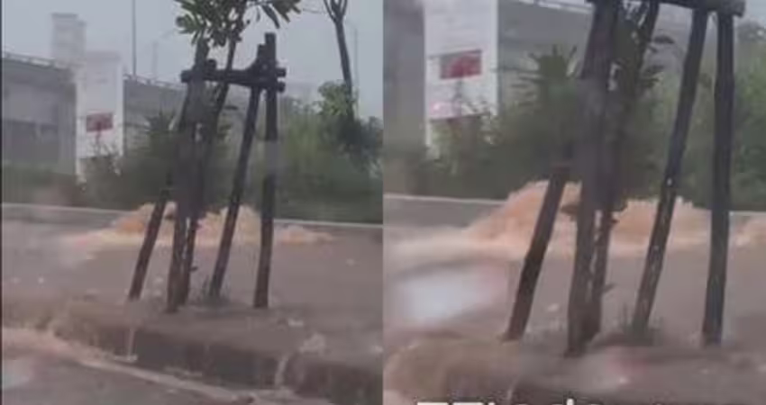 大雷雨炸台中！人行道「狂湧黃泥水」變小河 他嘆：該放假的