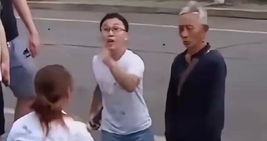 7旬翁當街向女兒下跪　真相曝光後「風向全變了」
