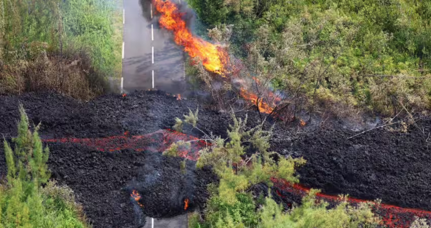 火山噴發熔岩流穿越公路　罕見奇景吸民眾圍觀
