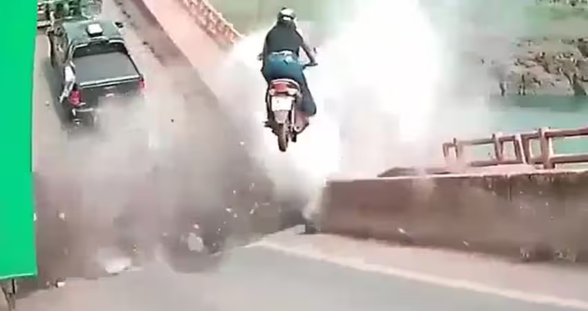 大橋突斷裂！多車墜河釀14死　「騎士騰空飛起」奪命瞬間曝