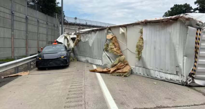 卡車撞上高架橋　再撞路邊轎車慘了