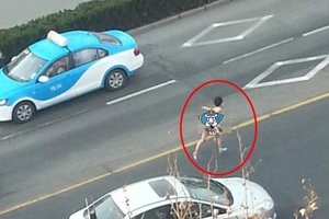 飛翔的裸女！公路驚見全裸女「張開雙手露全乳」雀躍奔跑：黑森林好像涼涼der...