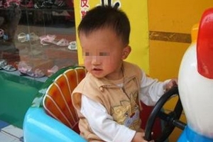 「媽媽，這車搖的我好不舒服...」3歲小孩說完這句話後就倒下了！醫生說的話讓母親當場崩潰了！