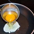 少一步，你「炒蛋」永遠不好吃！打蛋時只要先這樣做...又香又黃多100倍的營養！