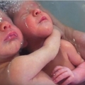 她把寶寶放在水槽裡並且開水沖，他們的反應讓人看了太感動了啊！
