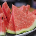 挑西瓜記住〝四看一聽〞! 炎熱的夏天到了，西瓜是解暑的最好水果。