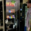 你知道我們的錢是怎麼被自動販賣機吃掉的嗎？網友拍影片讓我們看錢進入機器的過程！