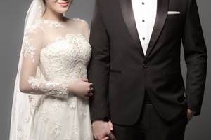 「梁文音」要結婚了！成為28歲人妻，婚紗照大曝光美呆眾人！沒想到與她在部落訂婚的「新郎」真實身分竟是...！