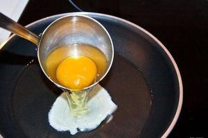 少一步，你「炒蛋」永遠不好吃！打蛋時只要先這樣做...又香又黃多100倍的營養！