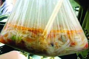 千萬不要再「這樣」打包飯菜了！大量塑膠袋被驗出有增塑劑