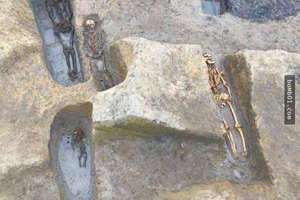 考古學家挖出4300年前墓地裡完整的先民人骨，然而接著看到的景象卻讓大家都不忍心看下去…