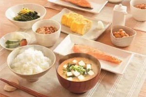 日本人吃飯為什麼用那麼多碗？