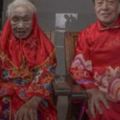 96歲老母親當了75歲兒子的新娘，完成一生心願，網友直呼感動