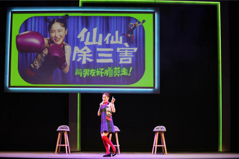 百白這次演嗆辣的脫口秀女王。（故事工廠提供）