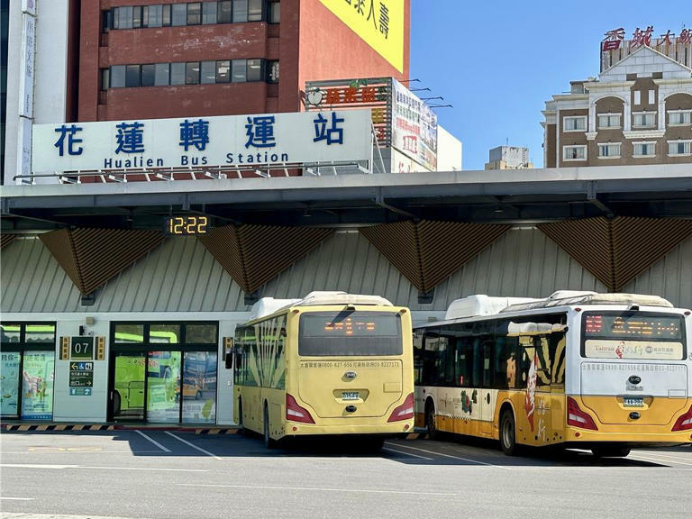 樂團五月天公益演唱會本周六、日在花蓮登場，縣府協調客運業者加開301路線公車，免費巡迴接駁，從花蓮轉運站至渡假酒店，市區也實施交管。（王志偉攝）