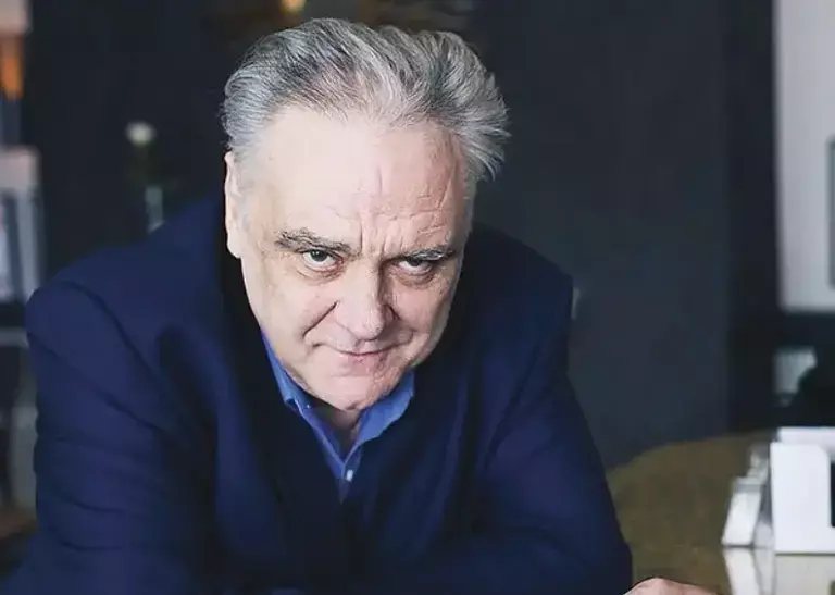 ▲資深男星史拉特里（Tony Slattery）去年底還在宣傳新作品，沒想到近日卻傳出心臟病發過世的消息，享壽65歲。（圖／史拉特里IG）