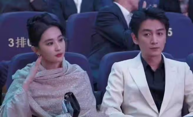 陳曉、劉亦菲同框。(圖/翻攝自微博) 陳曉、劉亦菲同框。(圖/翻攝自微博)