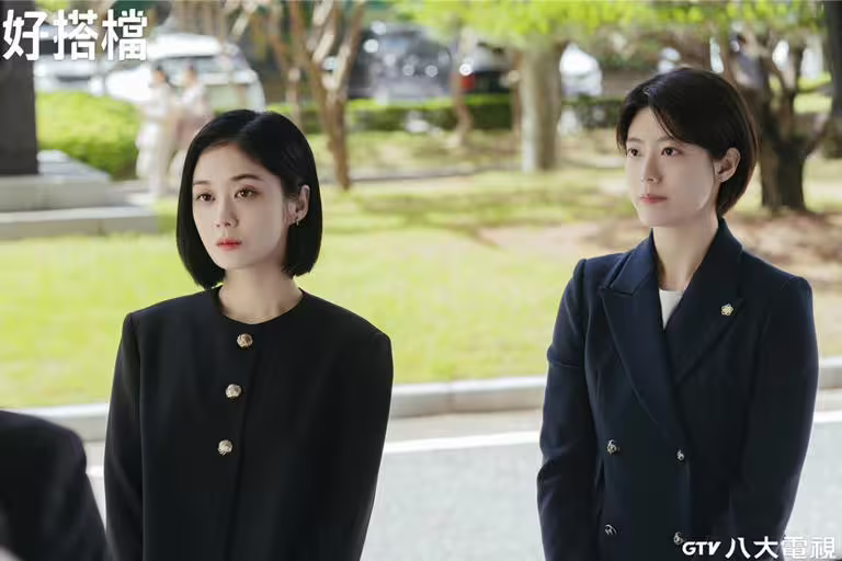 張娜拉(左)和南志鉉在《好搭檔》中飾演2位性格迥異的律師。(八大提供) 張娜拉(左)和南志鉉在《好搭檔》中飾演2位性格迥異的律師。(八大提供)