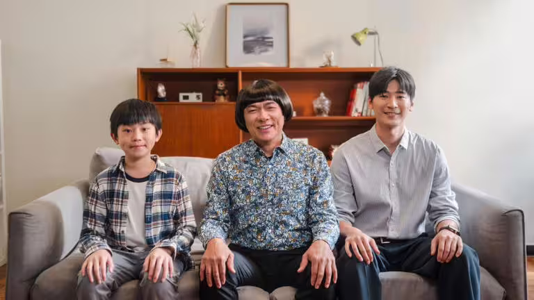 MV找來新生代男星涂善存(右1)一人分飾兩角。(圖/甲上娛樂提供) MV找來新生代男星涂善存(右1)一人分飾兩角。(圖/甲上娛樂提供)