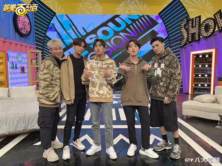 陳零九（左2）曾大談當兵，同團的小賴（左1）、黃偉晉（右1）似乎也受騙。（圖／八大提供）