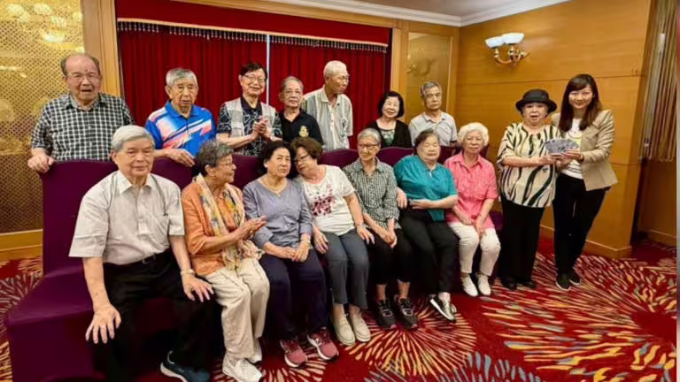 陳淑芳表示小學同學人數聚會只剩兩桌,讓她無限感概。(圖/翻攝自陳淑芳Chen Shu-Fang 臉書) 陳淑芳表示小學同學人數聚會只剩兩桌,讓她無限感概。(圖/翻攝自陳淑芳Chen Shu-Fang 臉書)