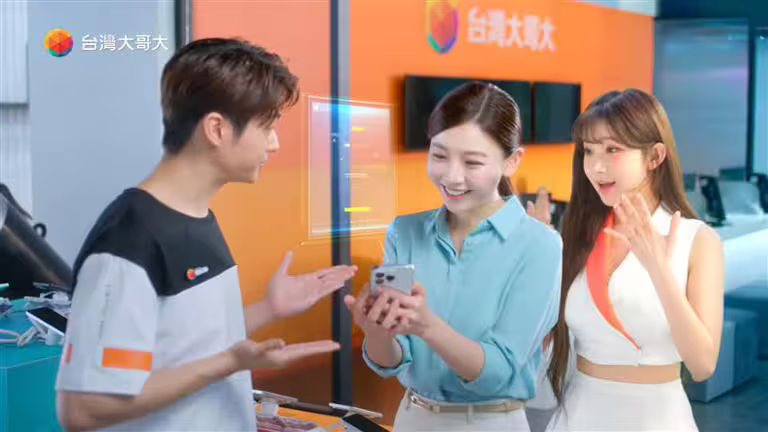 廣告中展現台灣大myfone 門市AI數位科技顧問、AI終端裝置等全場域的AI應用。（圖／台灣大提供）