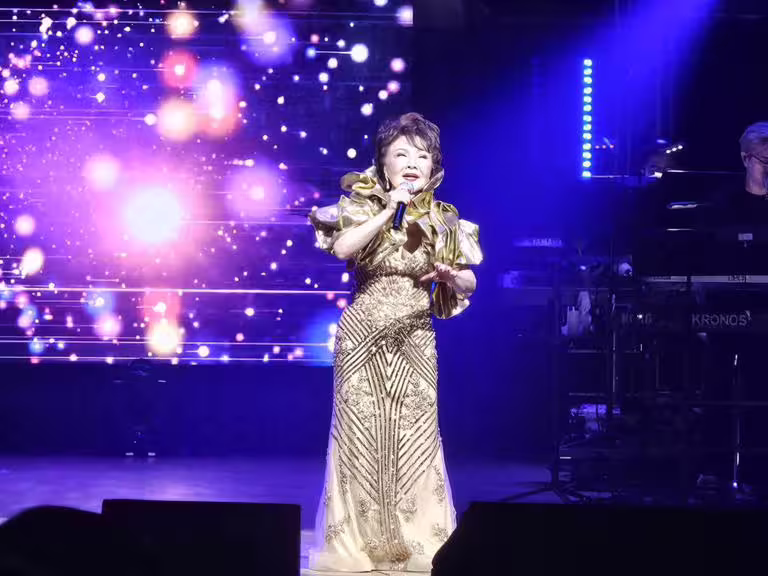楊燕抱病香港開唱,一連演唱30多首經典歌曲。(記者游定剛拍攝) 楊燕抱病香港開唱,一連演唱30多首經典歌曲。(記者游定剛拍攝)