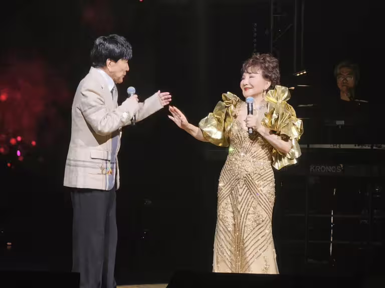 「國寶歌王」謝雷(圖左)驚喜現身,和楊燕互虧台下歌迷笑翻。(記者游定剛拍攝) 「國寶歌王」謝雷(圖左)驚喜現身,和楊燕互虧台下歌迷笑翻。(記者游定剛拍攝)