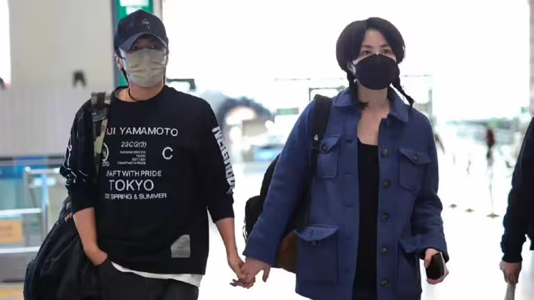 謝霆鋒、王菲不只一次在機場被拍到，2人不避諱眾人眼光大方牽手。（圖／翻攝自娛樂蜀黍微博）
