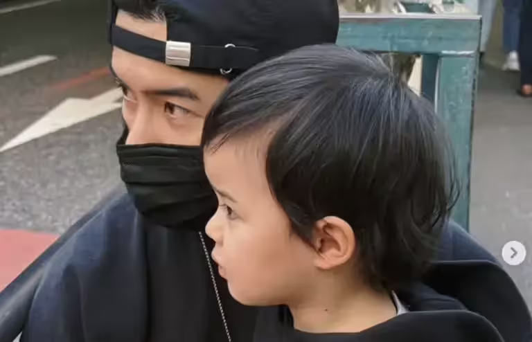 ▲唐禹哲(左)曬兒子近照,雖然是側臉,但依舊看得出兒子濃眉大眼的帥樣,不過唐禹哲說,兒子飽滿的額頭完全不像他。(圖/翻攝自唐禹哲IG) ▲唐禹哲(左)曬兒子近照,雖然是側臉,但依舊看得出兒子濃眉大眼的帥樣,不過唐禹哲說,兒子飽滿的額頭完全不像他。(圖/翻攝自唐禹哲IG)