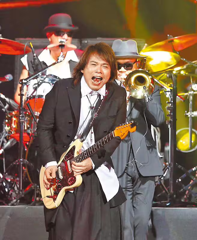 搖滾天王伍佰&China Blue 13日站上台北小巨蛋舞台,舉辦「Rock Star 2」演唱會。(趙雙傑攝) 搖滾天王伍佰&China Blue 13日站上台北小巨蛋舞台,舉辦「Rock Star 2」演唱會。(趙雙傑攝)
