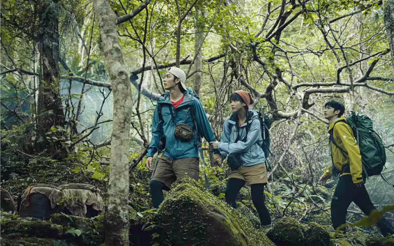 曹佑寧在片中分飾2角,原是帶頭誤闖禁忌儀式的屁孩(圖中左一),後則化身「黃衣小飛俠」。(威視電影提供) 曹佑寧在片中分飾2角,原是帶頭誤闖禁忌儀式的屁孩(圖中左一),後則化身「黃衣小飛俠」。(威視電影提供)