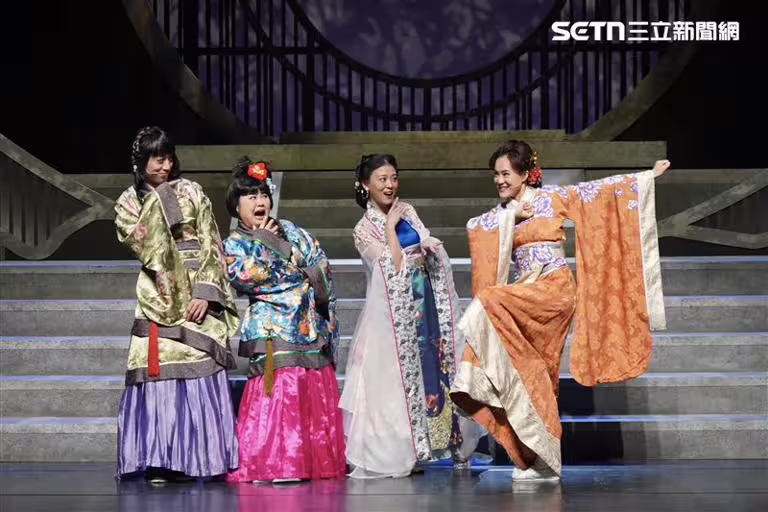 《情人哏裡出西施》的「東西南北施」左起呂紹齊、大文、卓文萱、陳昭婷。(圖/記者趙于瑩攝影) 《情人哏裡出西施》的「東西南北施」左起呂紹齊、大文、卓文萱、陳昭婷。(圖/記者趙于瑩攝影)