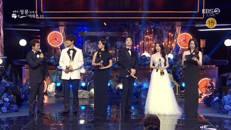 人氣獎由朴寶劍（左起）、惠利、李浚赫、IU獲得。（圖／翻攝自KBS）