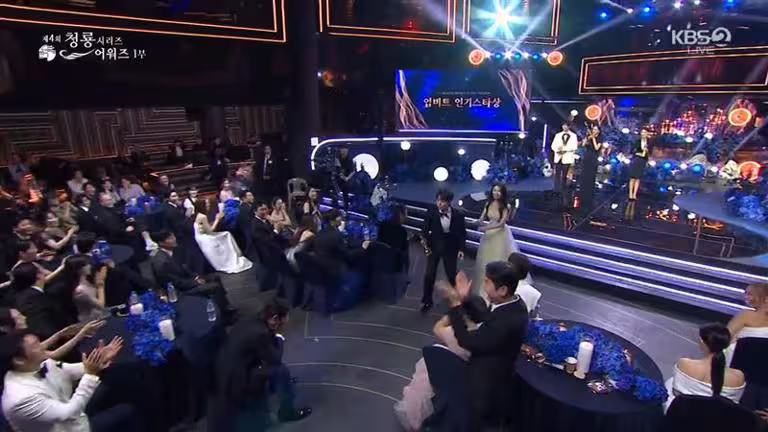 李濬榮趕緊下台將獎盃交給李浚赫。（圖／翻攝自KBS）