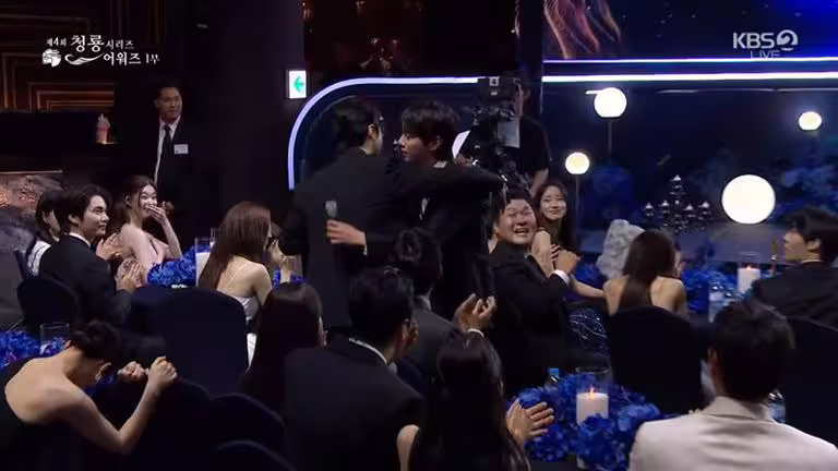 李浚赫、李濬榮（右）相互擁抱。（圖／翻攝自KBS）