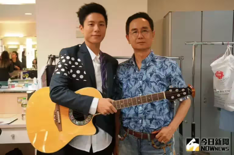 ▲楊弦(圖右)被喻為「民歌之父」。(圖/中華音樂人交流協會提供) ▲楊弦(圖右)被喻為「民歌之父」。(圖/中華音樂人交流協會提供)