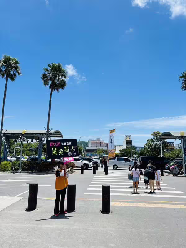 花東民眾站街頭舉標語迎歸人,讓看到的民眾不禁哽咽稱「大罷免真的全台開花了」。 圖:民眾提供 花東民眾站街頭舉標語迎歸人,讓看到的民眾不禁哽咽稱「大罷免真的全台開花了」。 圖:民眾提供