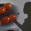 家寧無預警發片吃糖葫蘆！全程沒露臉 網酸爆：帳本掉糖漿裡了嗎？