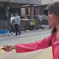 超大咖女星藏身白沙屯媽祖進香！奪金鐘還願發結緣品 害羞被認出來了