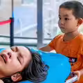 被父母拋棄！7歲弟「推11歲姊看病」堅強喊：別怕，妳還有我
