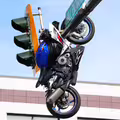 罕見車禍！「機車噴飛掛紅綠燈」傷者情況曝光