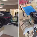 購物中心爆車禍　賓士懸空卡手扶梯