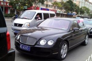 賓利豪車和保時捷相遇，互看車牌後，兩位車主都很尷尬！