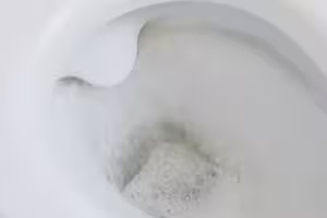 上完廁所一按沖水「馬桶爆炸」　男全身35%燒燙傷