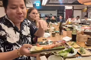 拍片吃美食　YTR同桌「好萊塢巨星」沒發現！網全急了：快回頭啊